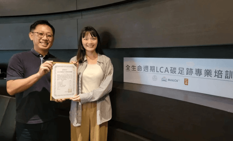 SSBTi 協會核心成員企業-CJCHT集團董事長劉志偉（左）和永續未來影響力公司顧問吳和陵，致力輔導供應鏈企業通過各項減碳指標。