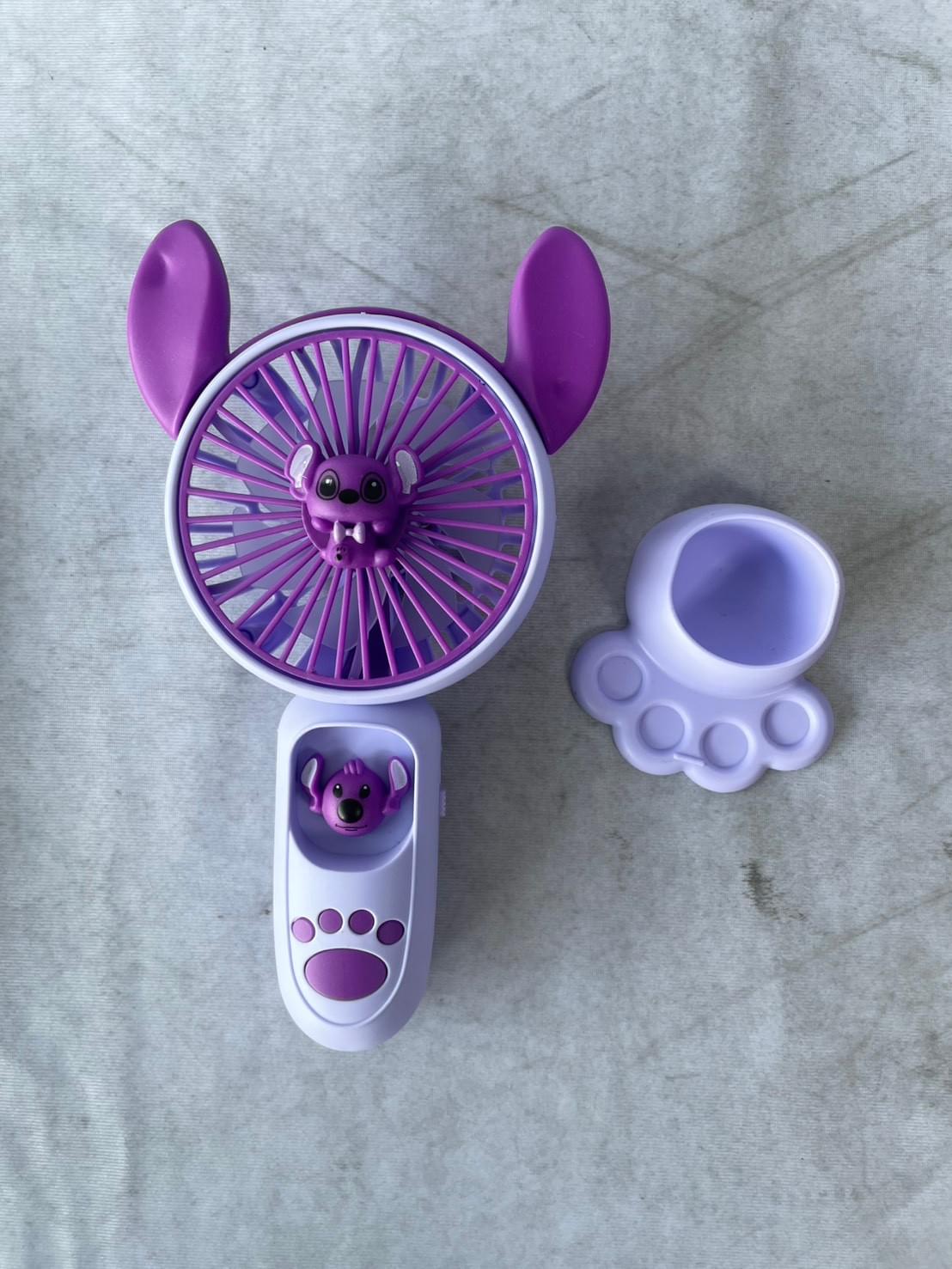 พัดลมมือถือ Stitch รุ่น S098 ปรับความเร็วได้ 2 ระดับ พร้อมขาตั้งไฟ (3 สี) (250mAh)+สติ๊กเกอร์สุ่ม 1ใ