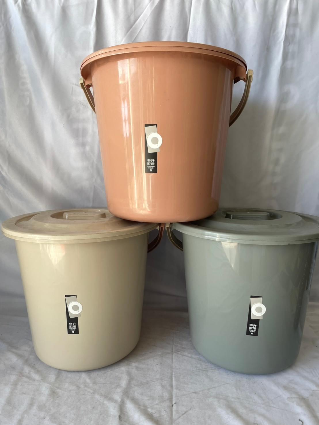 ถังพลาสติกพร้อมฝา คละสี ขนาด 36x32cm. NO.0046 (จีน) (40)