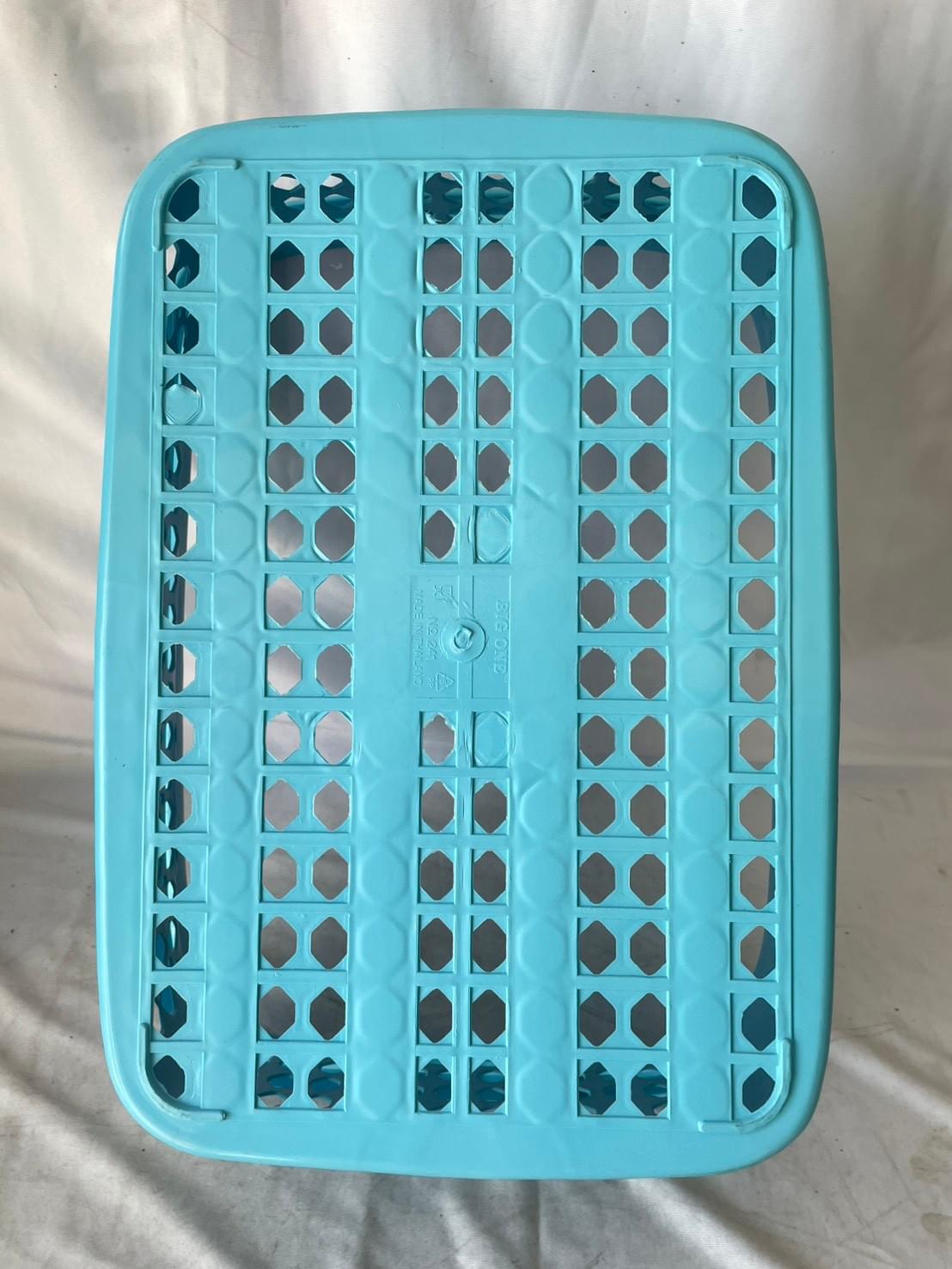 241-K ตะแกรงเหลี่ยมใหญ่ สีหวาน 43*59*22cm.