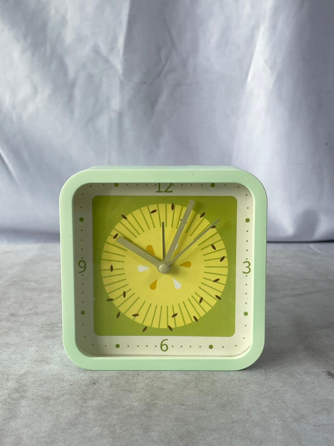 นาฬิกาทรงสี่เหลี่ยม MHT670B