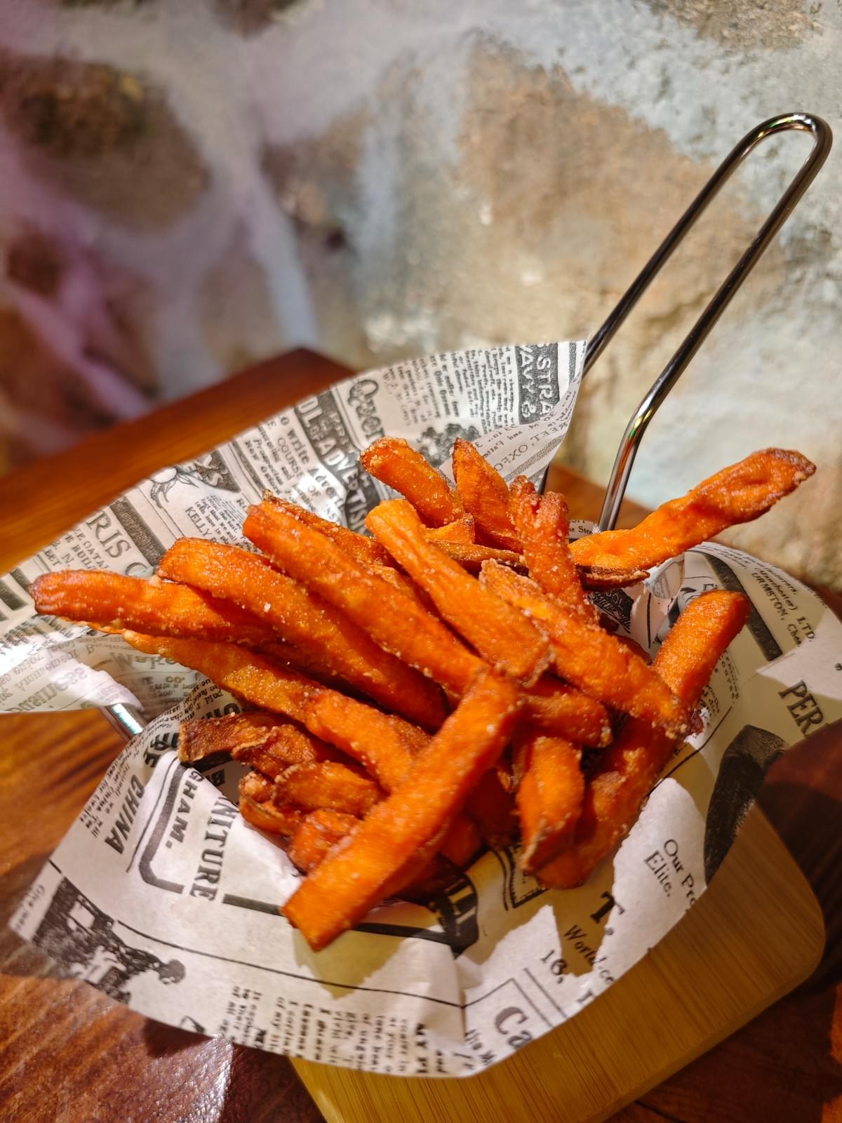 Create a comfortable dining environment, allowing every customer to enjoy a wonderful time. warm environment Our characteristics It is a Chinese restaurant in Paris, France, mainly serving rice dishes.