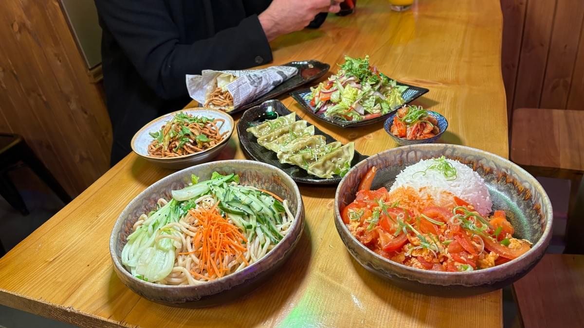 Create a comfortable dining environment, allowing every customer to enjoy a wonderful time. warm environment Our characteristics It is a Chinese restaurant in Paris, France, mainly serving rice dishes.