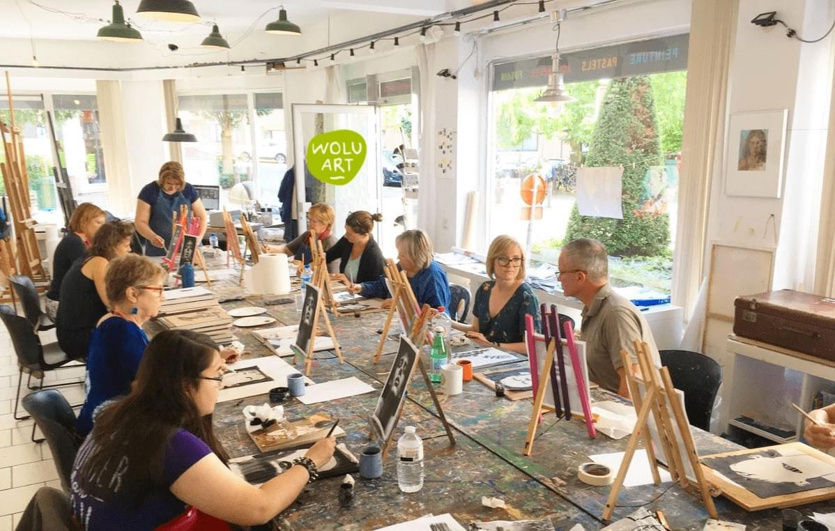 Art studio in Brussels with adults and children during a drawing class Drawing and painting classes in Brussels at WoluArt Creative art workshop in Woluwe-Saint-Pierre Art studio in Brussels with adults and children during a drawing class Drawing and painting classes in Brussels at WoluArt Creative art workshop in Woluwe-Saint-Pierre