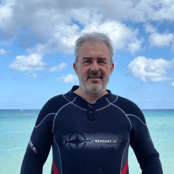 Président du club de plongée de Créteil (Association Créteil Subaquatique) et membre du conseil d'adminsitration de l'office Municipal des Sports de Créteil. Engagé auprès de mon club je suis moniteur et j'accompagne les formation de nos adhèrents.