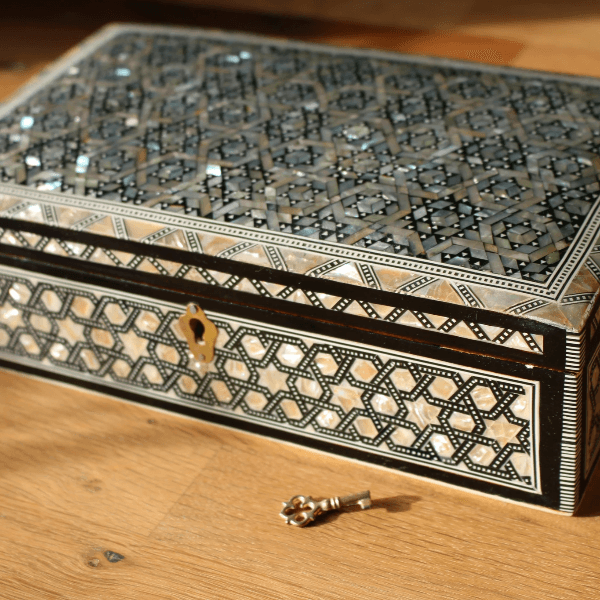 luxury-walnut-wood-box-engraved-logo