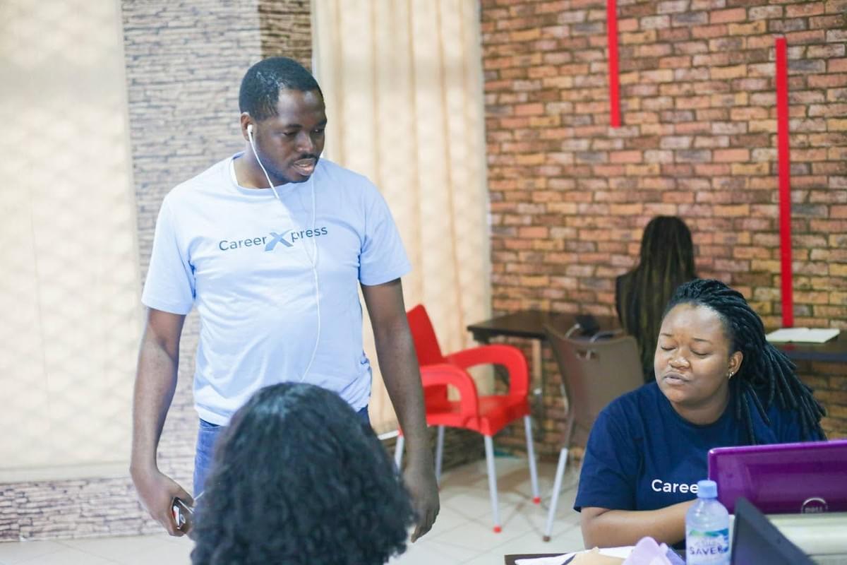 Lokakarya strategi pemasaran lokal untuk usaha kecil.