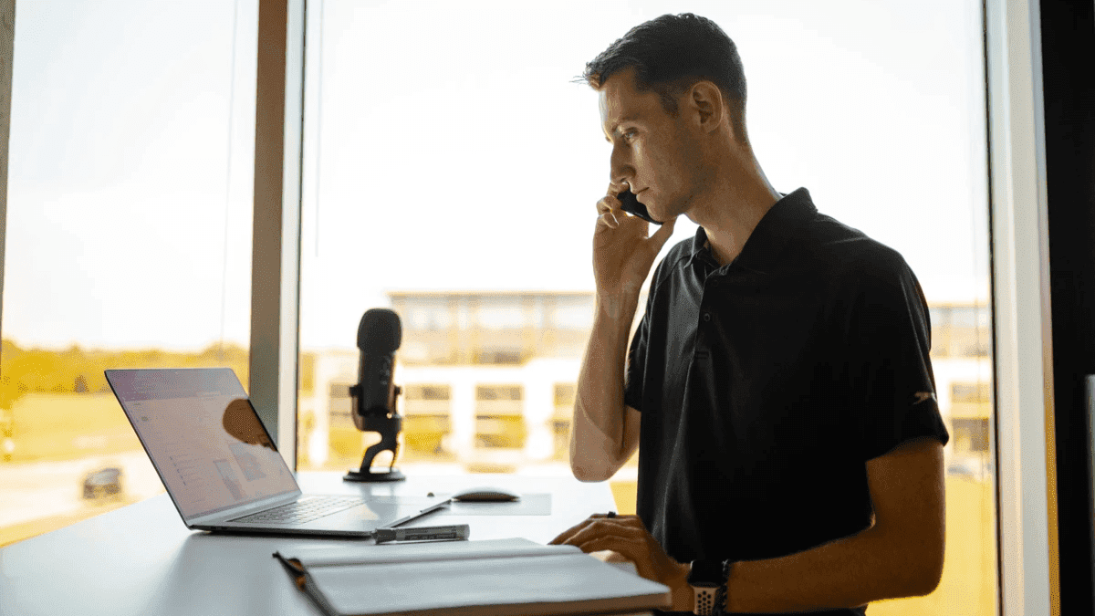 Mulai pencarian pekerjaan online Anda dengan situs web Strikingly