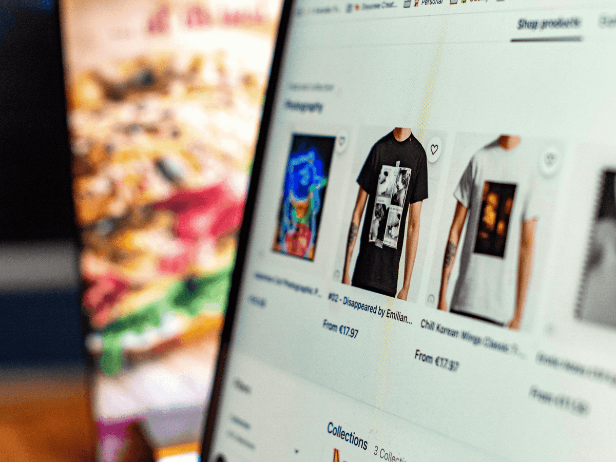 Nombre de dominio de comercio electrónico: sitio web de moda que muestra productos de moda.