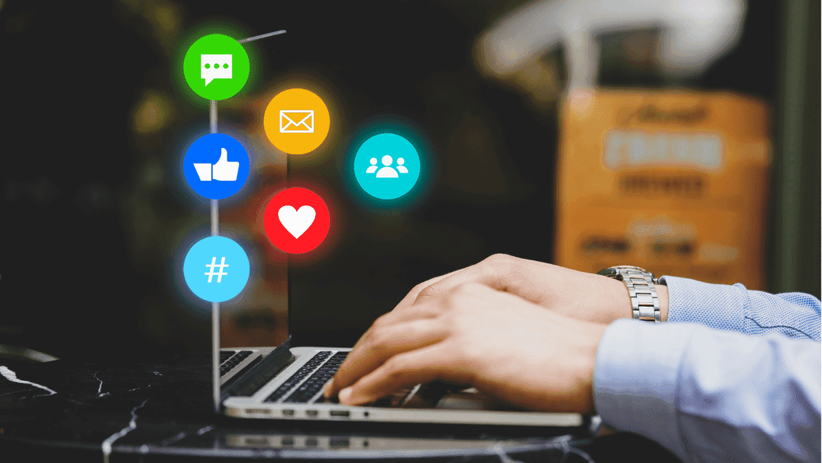 Promoción en redes sociales y Strikingly