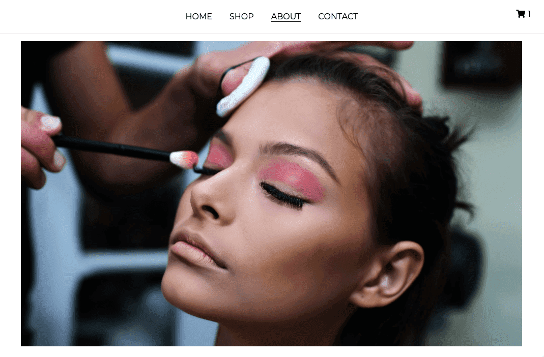 Plantilla de maquillaje de Chloe de Strikingly