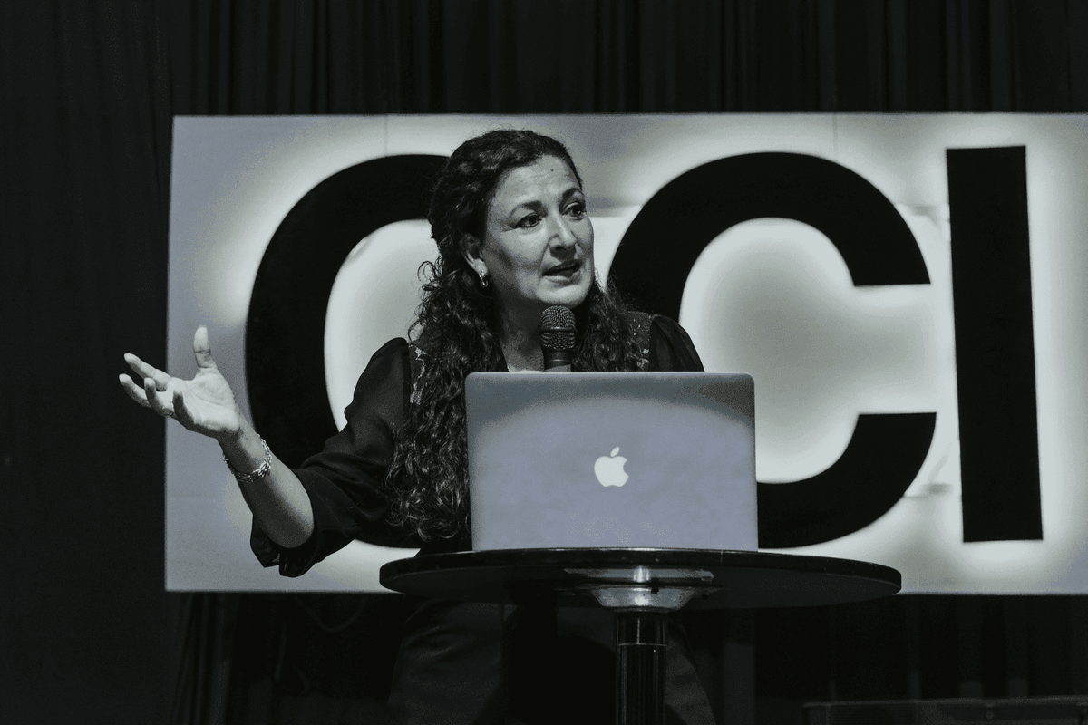 Una empresaria discute ideas de negocio para mujeres en una conferencia tecnológica.