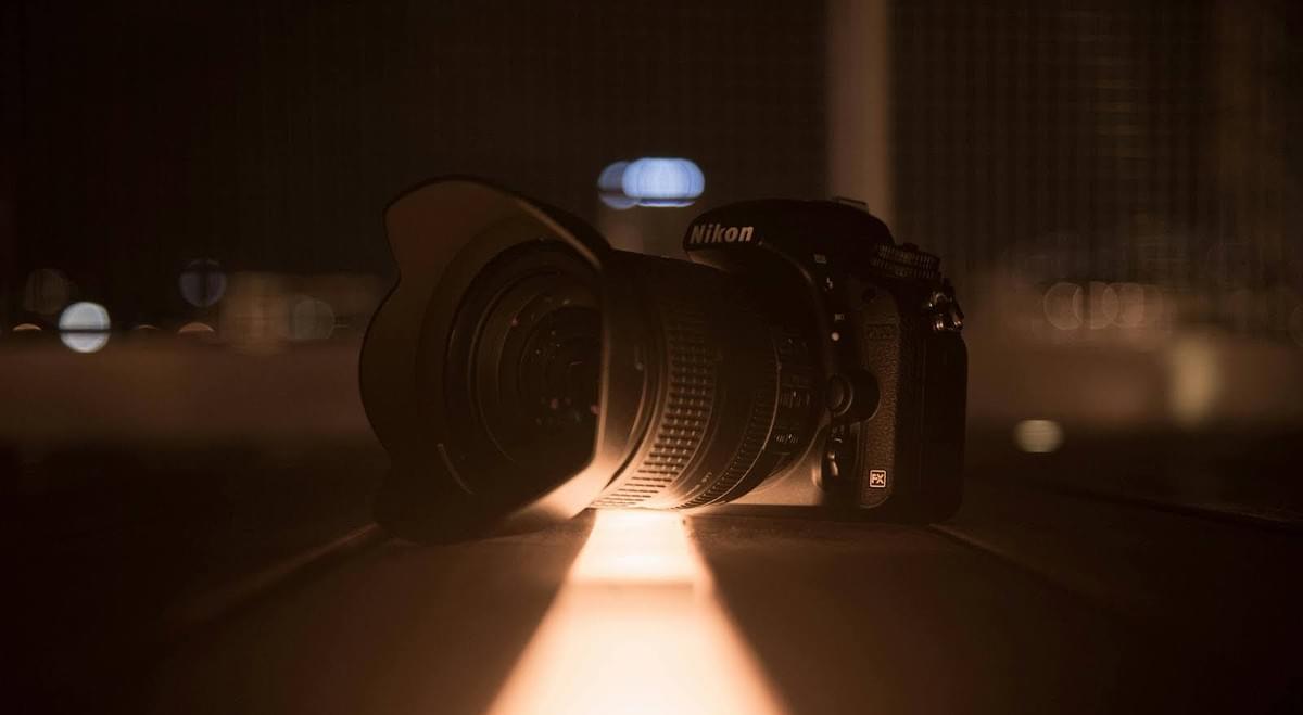 Vybavení pro noční fotografování včetně fotoaparátu a stativu