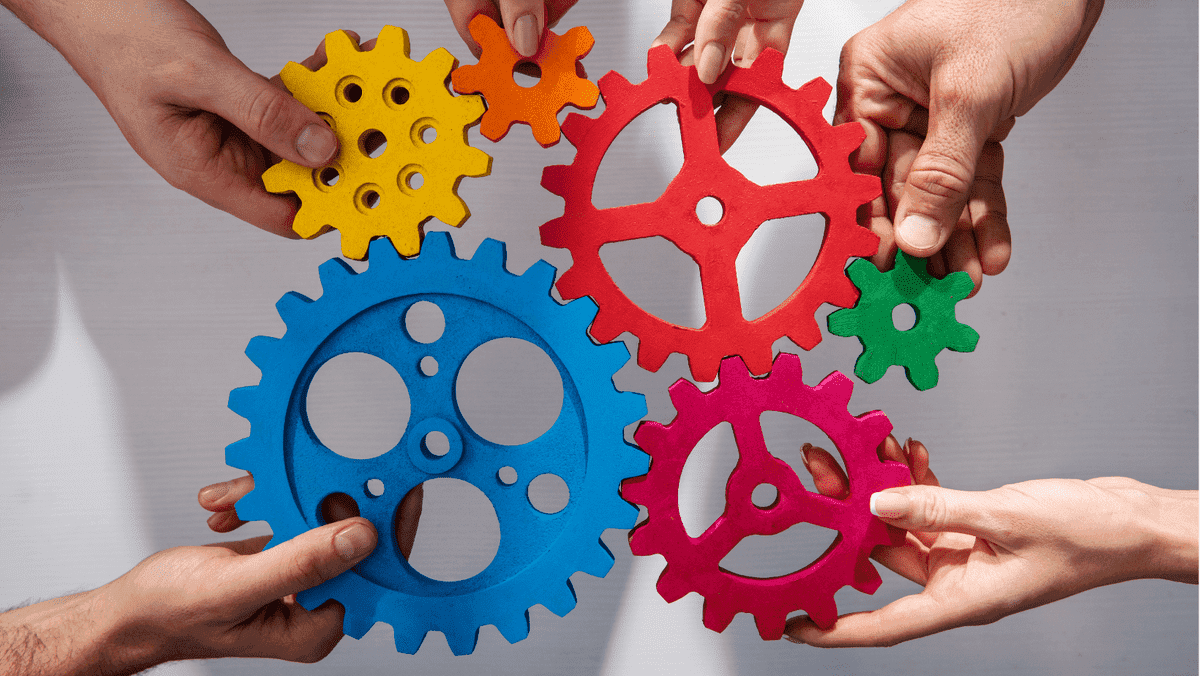 Ilustrace znázorňující propojená ozubená kola představující jednotnou povahu integrovaného marketingu