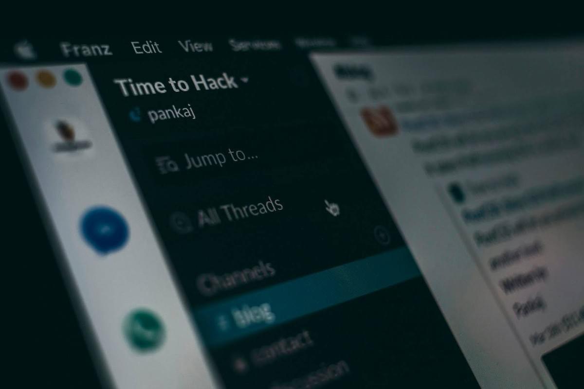 Ilustración que muestra varios ataques cibernéticos dirigidos a vulnerabilidades de seguridad de sitios web