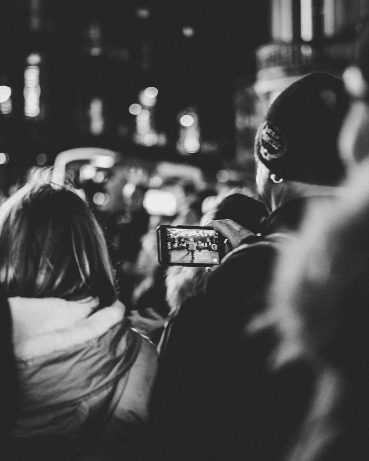 Beragam kelompok orang berinteraksi dengan Youtube Shorts di ponsel pintar mereka.