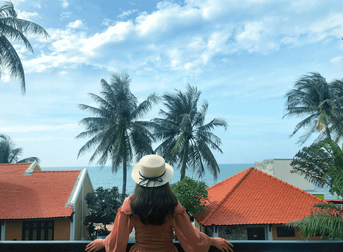 Mujer disfrutando de sus vacaciones en un resort de playa - marketing de agencia de viajes
