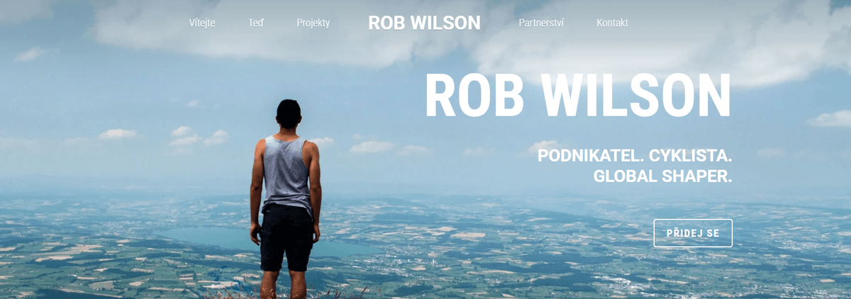 Jasná šablona od Strikingly