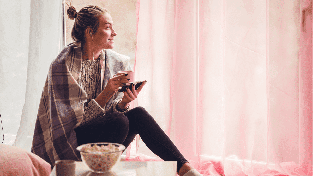 Člověk si užívá inspirativní podcasty na svém telefonu