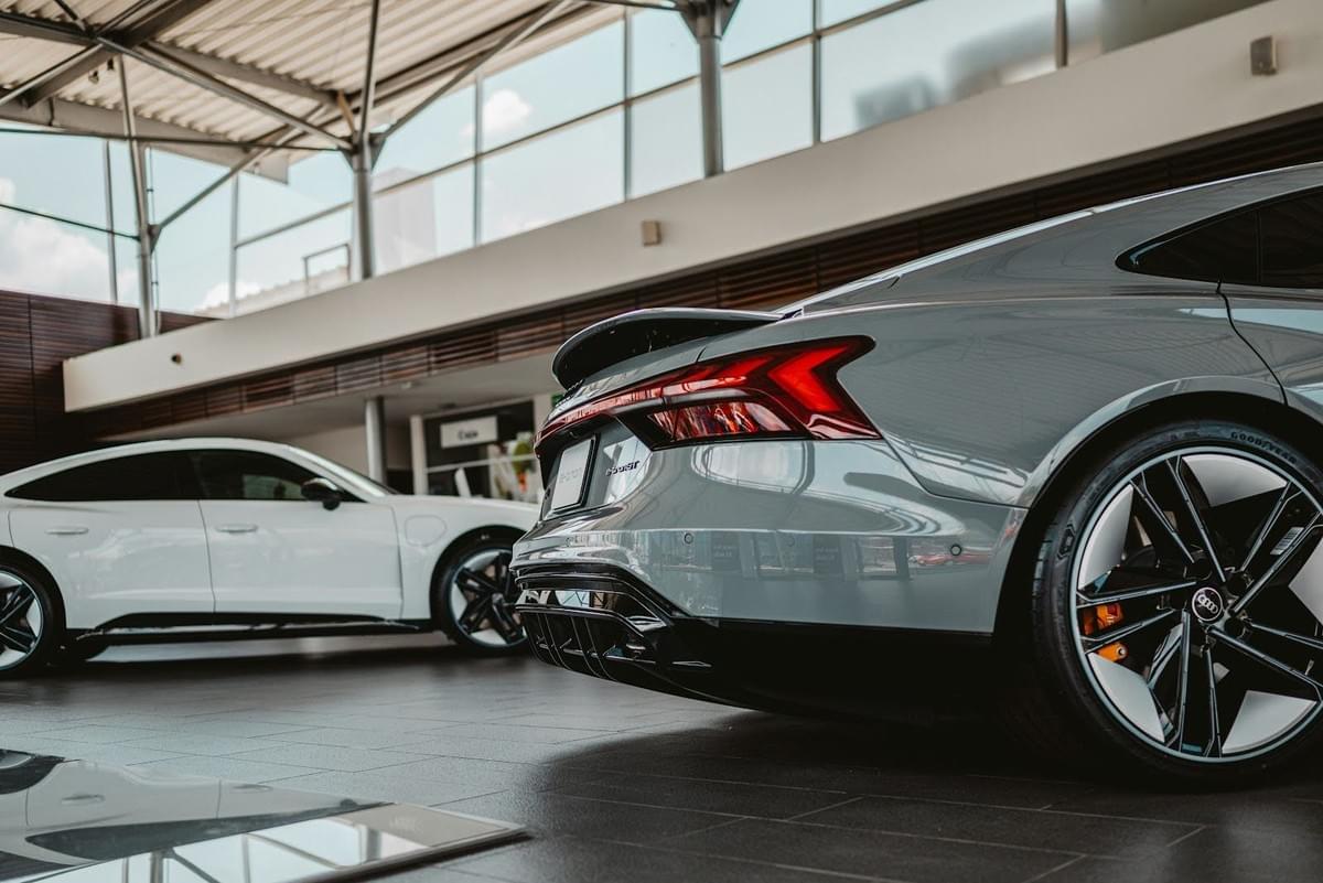 Vytvořte si webové stránky pro prodejce automobilů se Strikingly