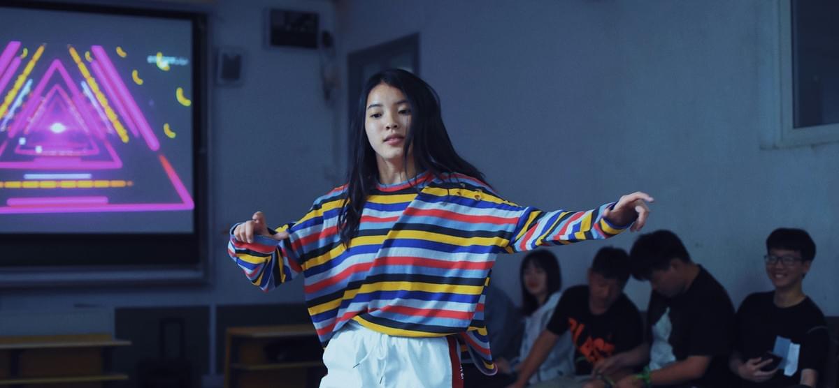 Anak-anak muda berpartisipasi dalam tantangan tari populer di TikTok.