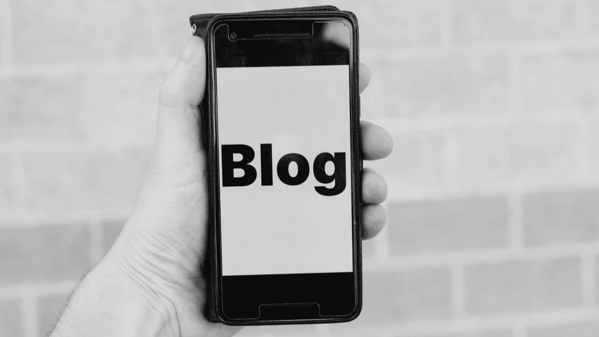 Lancement d'un blog de finances personnelles : une mise en page attrayante présentant du contenu éducatif sur l'argent.