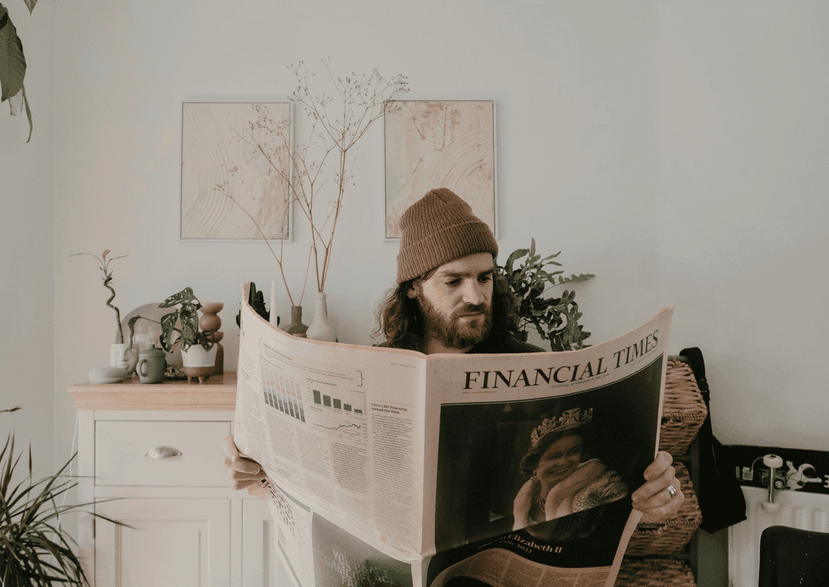 Lector de periódicos impresos que interactúa con contenido confiable