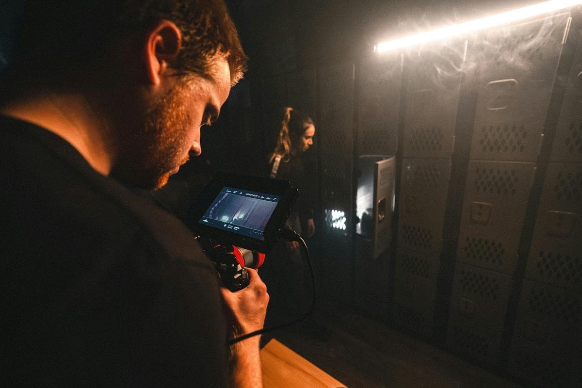 Ruce vyvolávají 35mm film v temné komoře pro profesionální výsledky