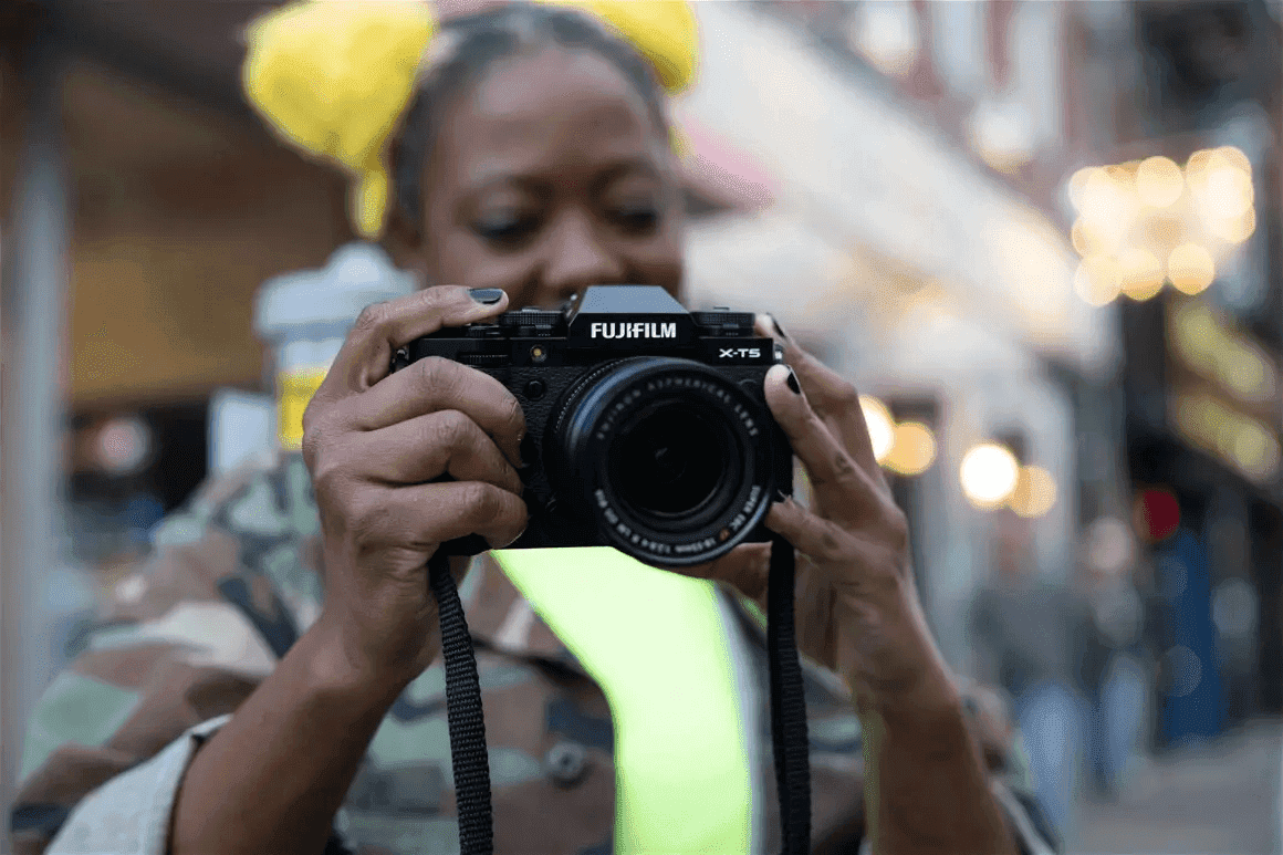 Fotógrafo que captura la bulliciosa escena callejera de la ciudad para una excelente fotografía urbana.
