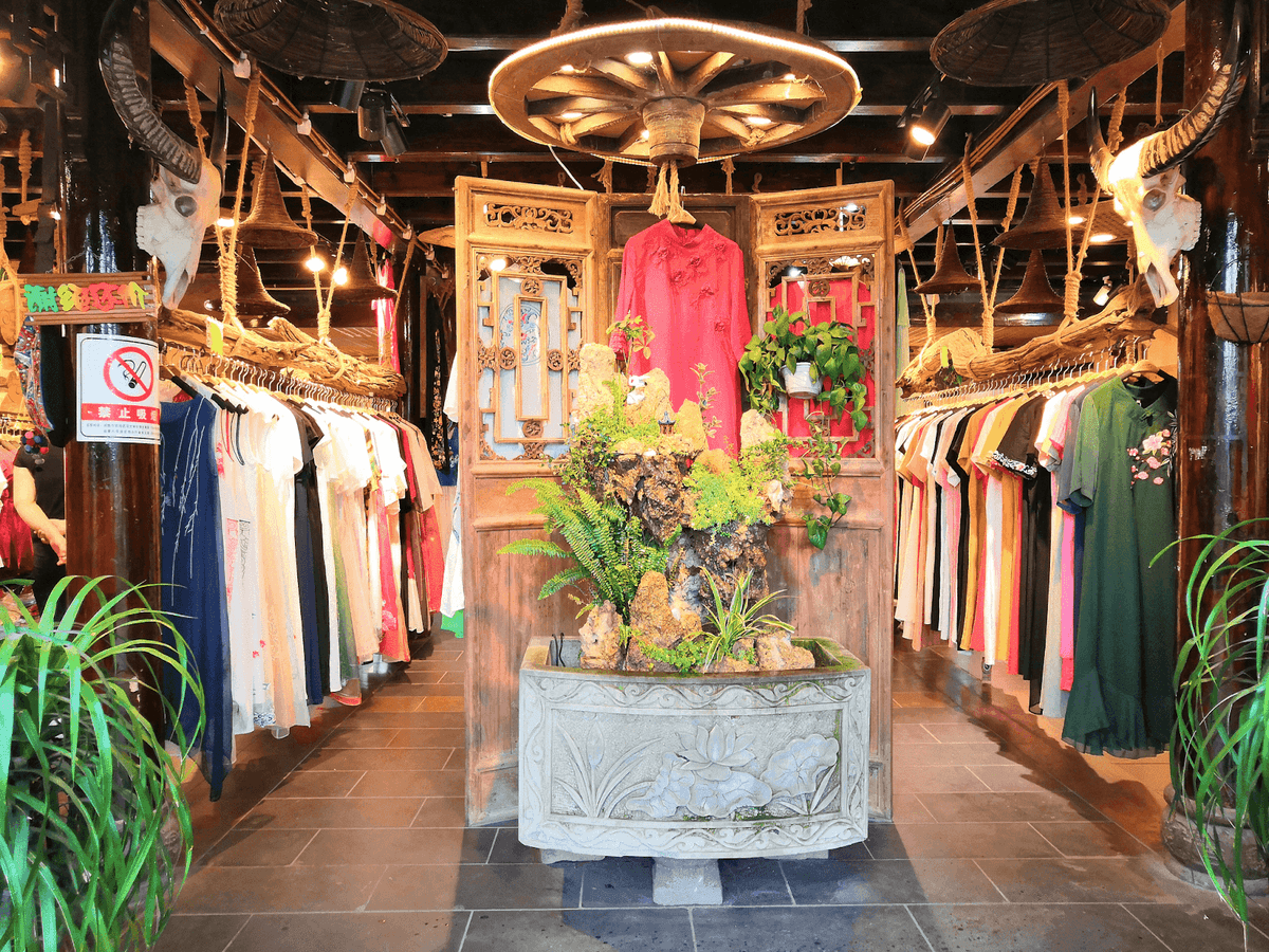 Surtido colorido de artículos de ropa al por mayor en exhibición