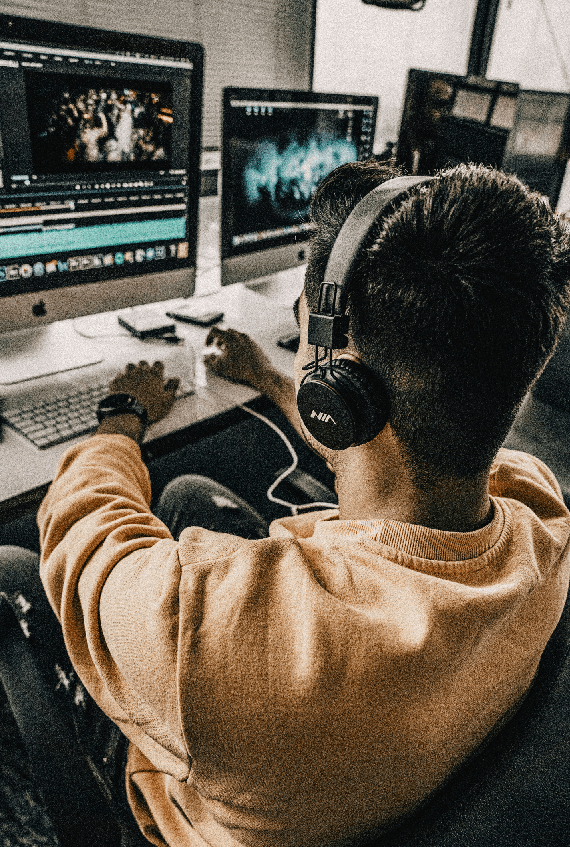 Freelancer yang mengerjakan penyuntingan video musik.