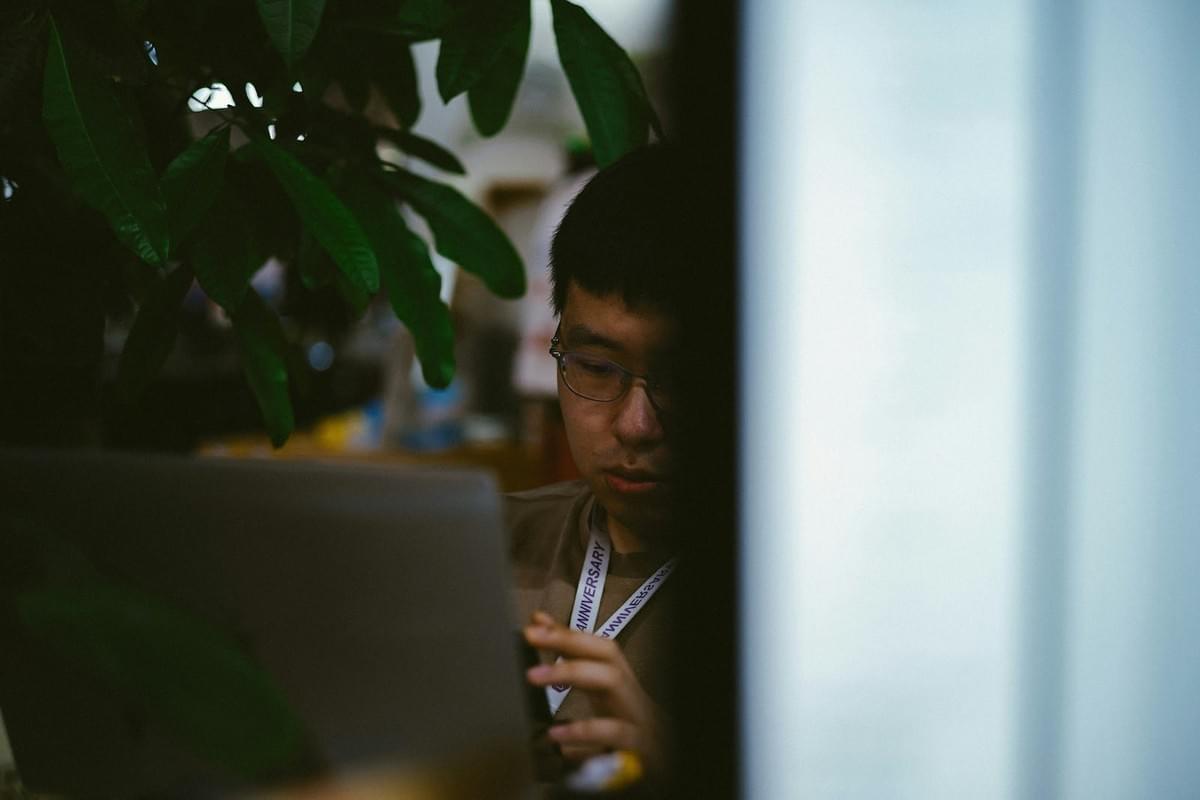 Memanfaatkan teknologi untuk riset pasar melalui pemantauan media sosial.