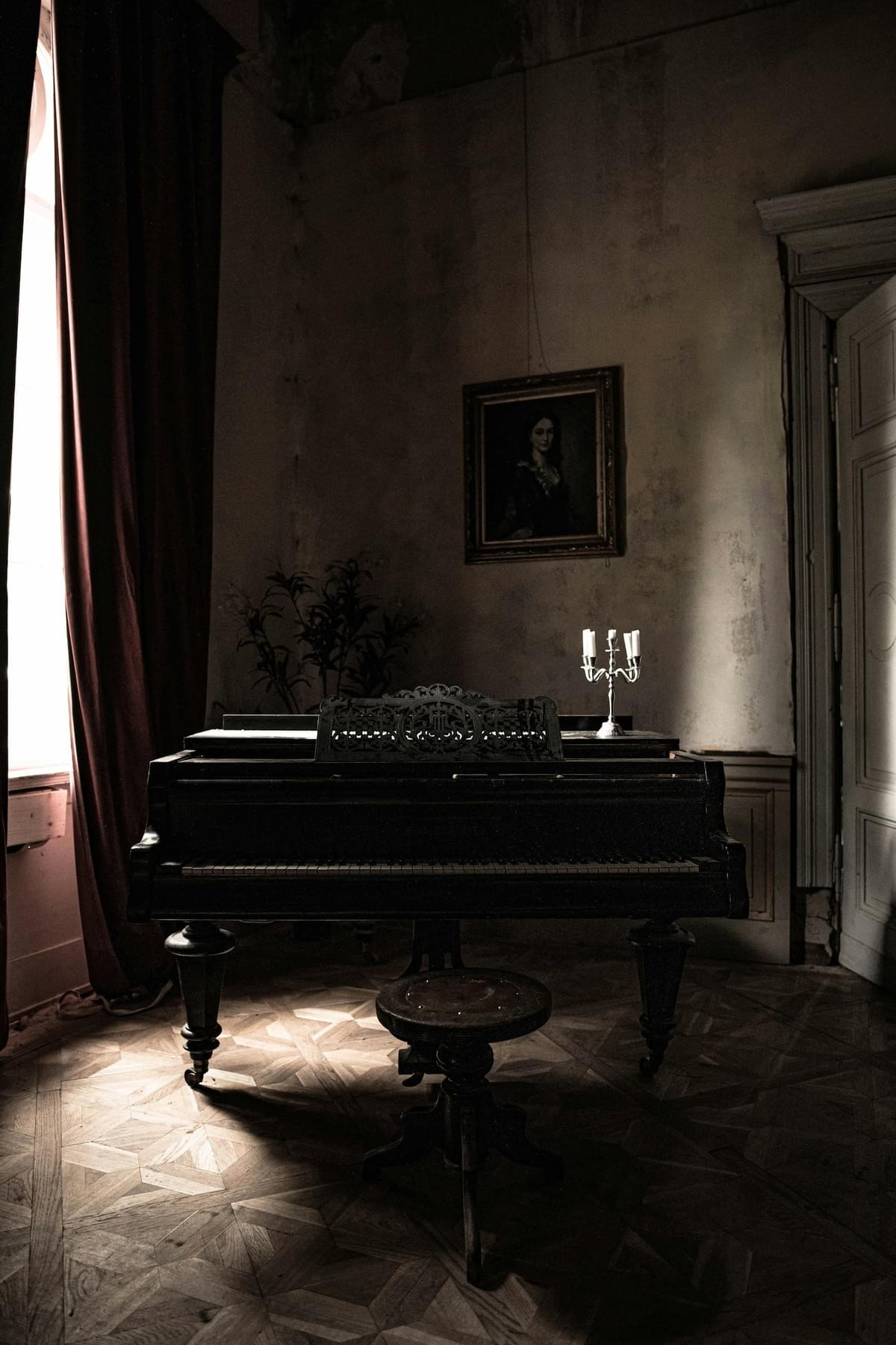 Intérieur ancien en clair-obscur avec piano et tableau