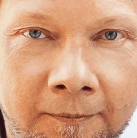 Eckhart Tolle en gros plan, qui regarde la caméra
