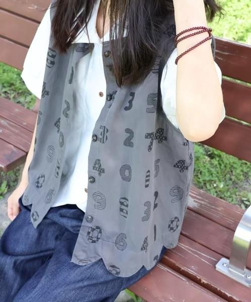 【2色展開】数字プリントが遊び心あるコットンベスト