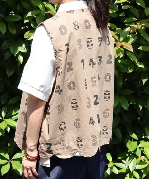 【2色展開】数字プリントが遊び心あるコットンベスト