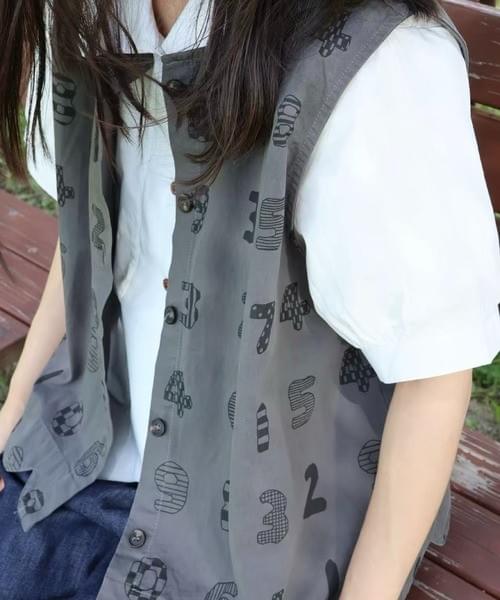 【2色展開】数字プリントが遊び心あるコットンベスト