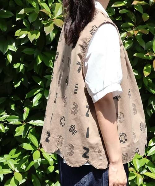 【2色展開】数字プリントが遊び心あるコットンベスト