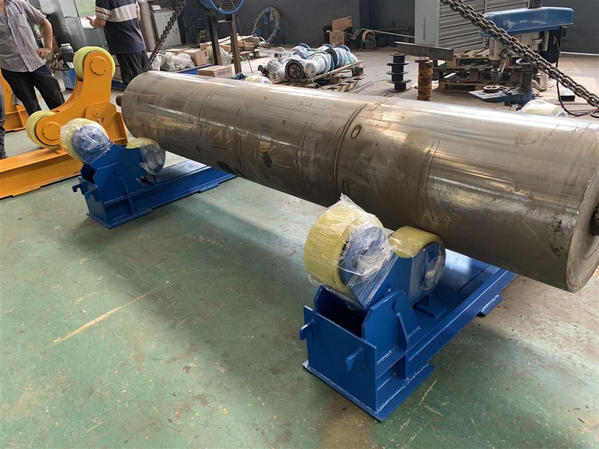 Adjustable welding turning rolls