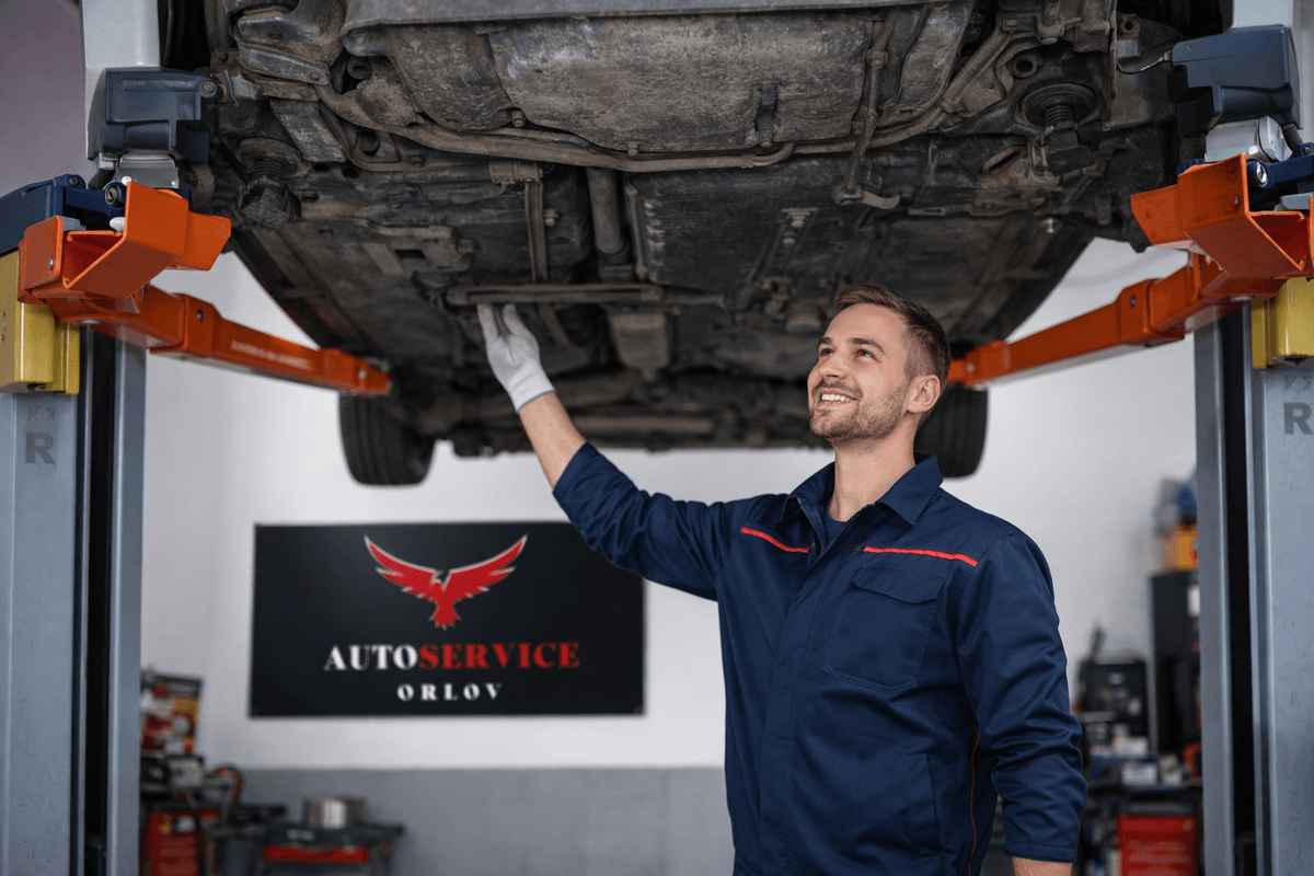 diagnostyka zawieszenia samochodu mechanik sprawdza stan techniczny auta kontrola układu zawieszenia