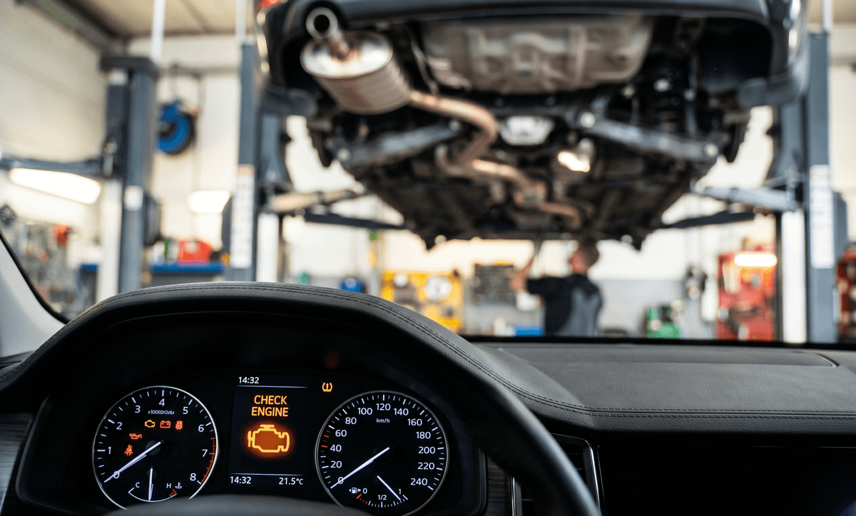 kontrolka check engine na desce rozdzielczej samochodu diagnostyka auta w warsztacie samochodowym