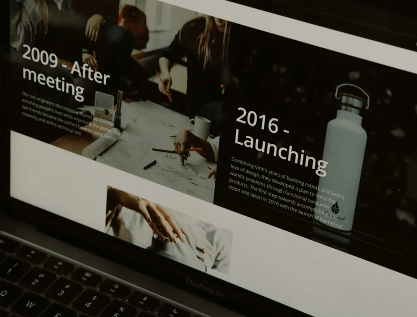 Una computadora que muestra una interfaz sencilla de diversos productos. 