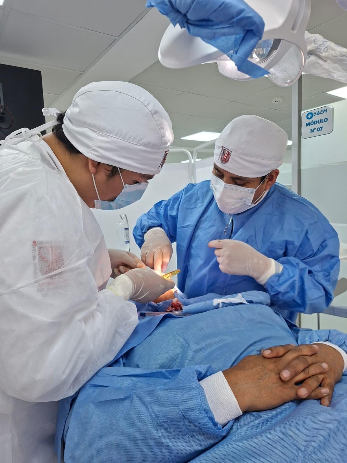 We are a studio that prioritizes personalized attention with support from cutting-edge equipment, we specialize in the management of periodontal pathologies (gingival recessions, soft tissue grafting and bone grafts, periodontitis and persistent gingivitis, periapical cysts, periodontal abscesses, uncontrolled endoperio lesions, etc.), as well as in the placement of dental implants with guidance and computerized planning, likewise we manage pathologies and peri-implant defects (exposure of implants, translucency of implants, peri-implantitis, fracture of implants, implants with mobility, maintenance of implants...) Additionally, we resolve clinical situations of malpractice related to the specialty.