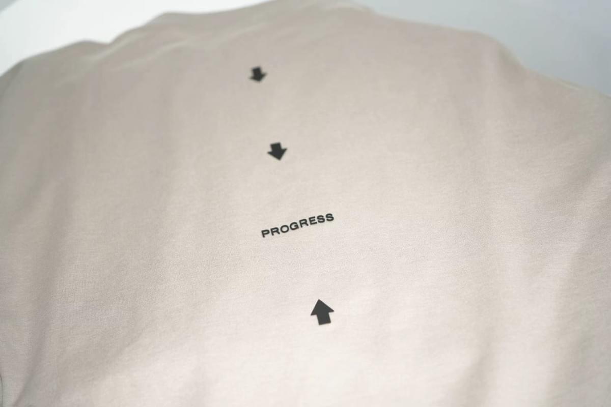 PROGRESS 極簡字樣短T