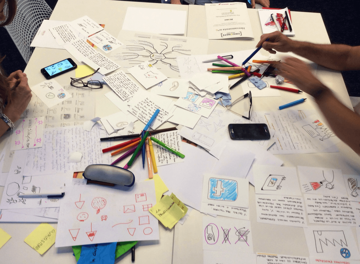 Illustration de deux personnages sautant entre des blocs de différentes tailles, symbolisant le parcours de la création de récits et l'évolution des idées. Une série de dessins et de croquis organisés comme un storyboard, représentant la création de récits percutants et l'alliance des mots et des images.