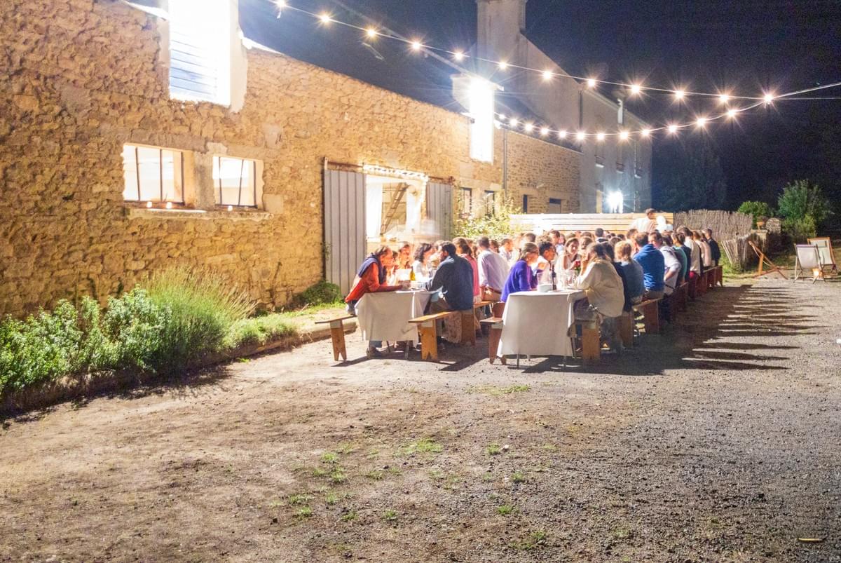 Le chef devant le bar à raclette dressé dans une salle en pierre