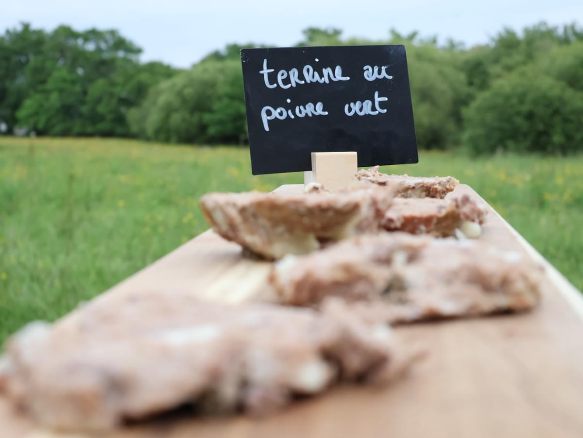 Terrine au poivre vert servie en extérieur