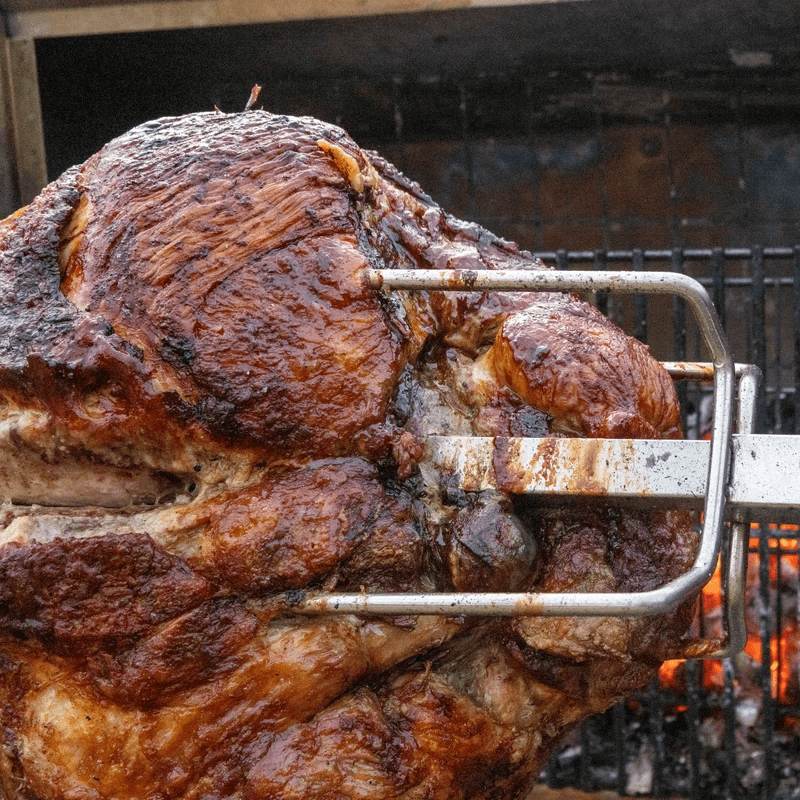 Viande rôtie à la broche au feu de bois