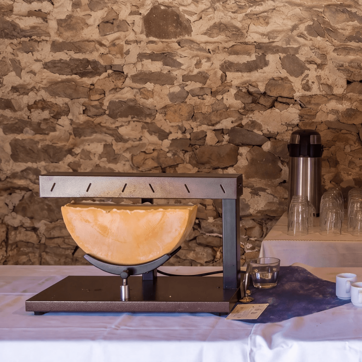 Buffet raclette demi-meule servi par Le Hérisson Réception