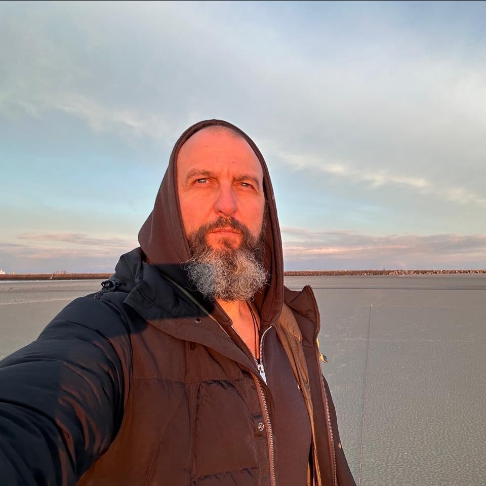 Dutch Beach Art, environment as a canvas - There’s 353 kilometres of Dutch coast where you’ll find houses, beach cafes and lots of people depending on the location. And if you’re lucky, you can run into some lovely Dutch Beach Art. From mandalas to Polynesian art, Tim Hoekstra and his friends enjoying making big works of beach art before the tide comes in and washes it away. Tim loves to be out in nature and be in his own creative world where everything can happen. He loves to work on a large-scale using the environment as a canvas. It's washed away by waves as the tide comes in. He hopes people are surprised, wondered, touched or just feel the energy he put in his work.